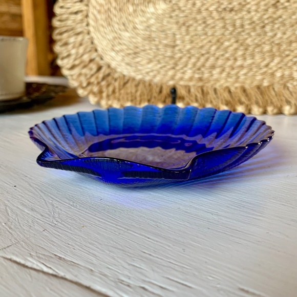 Vintage Arcopal Coquillage Cobalt Blue Glass Shell Plate | France - Picture 5 of 8